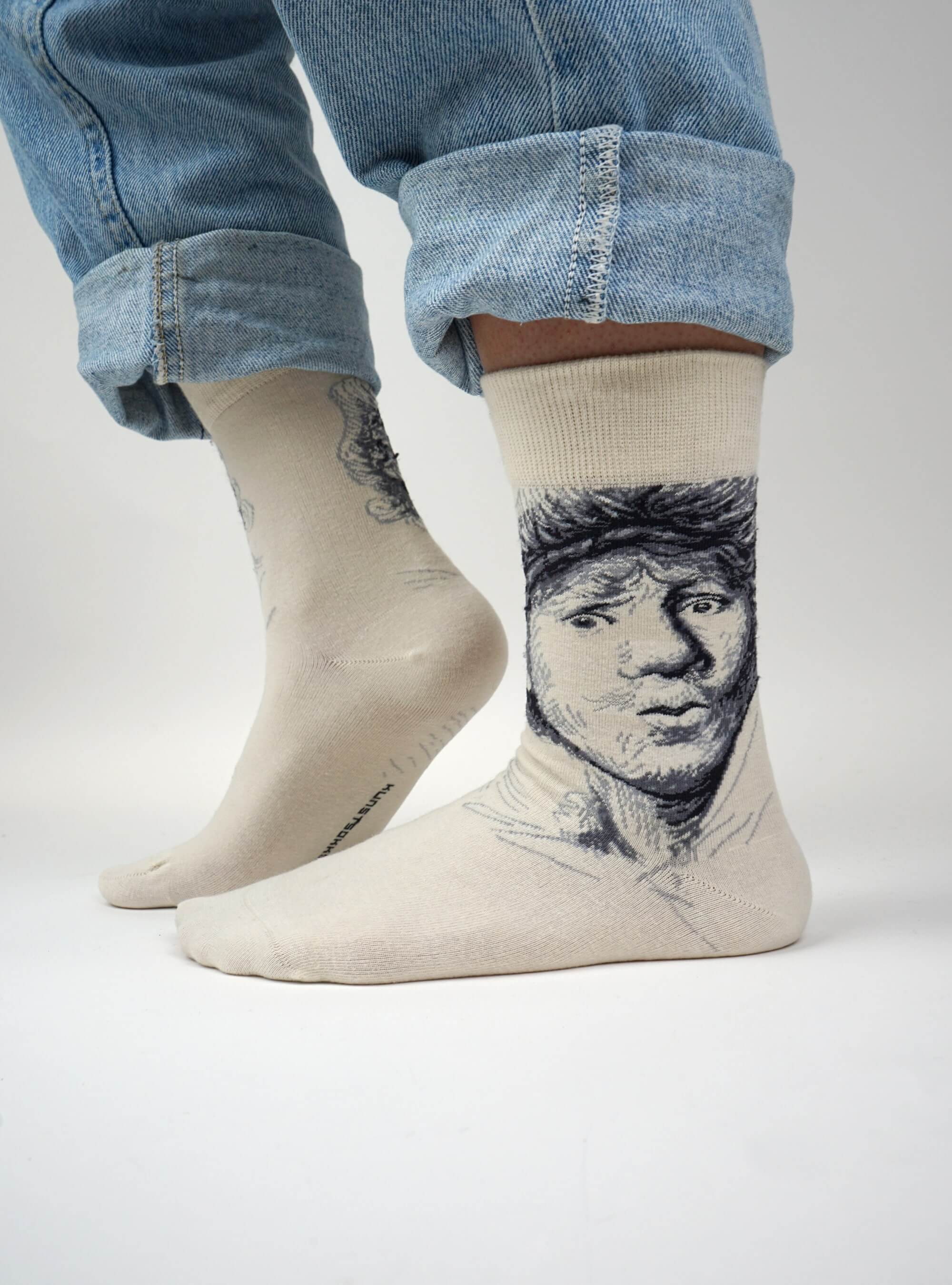 Zelfportret met Baret kunstsokken van Rembrandt van Rijn gedragen bij een jeans