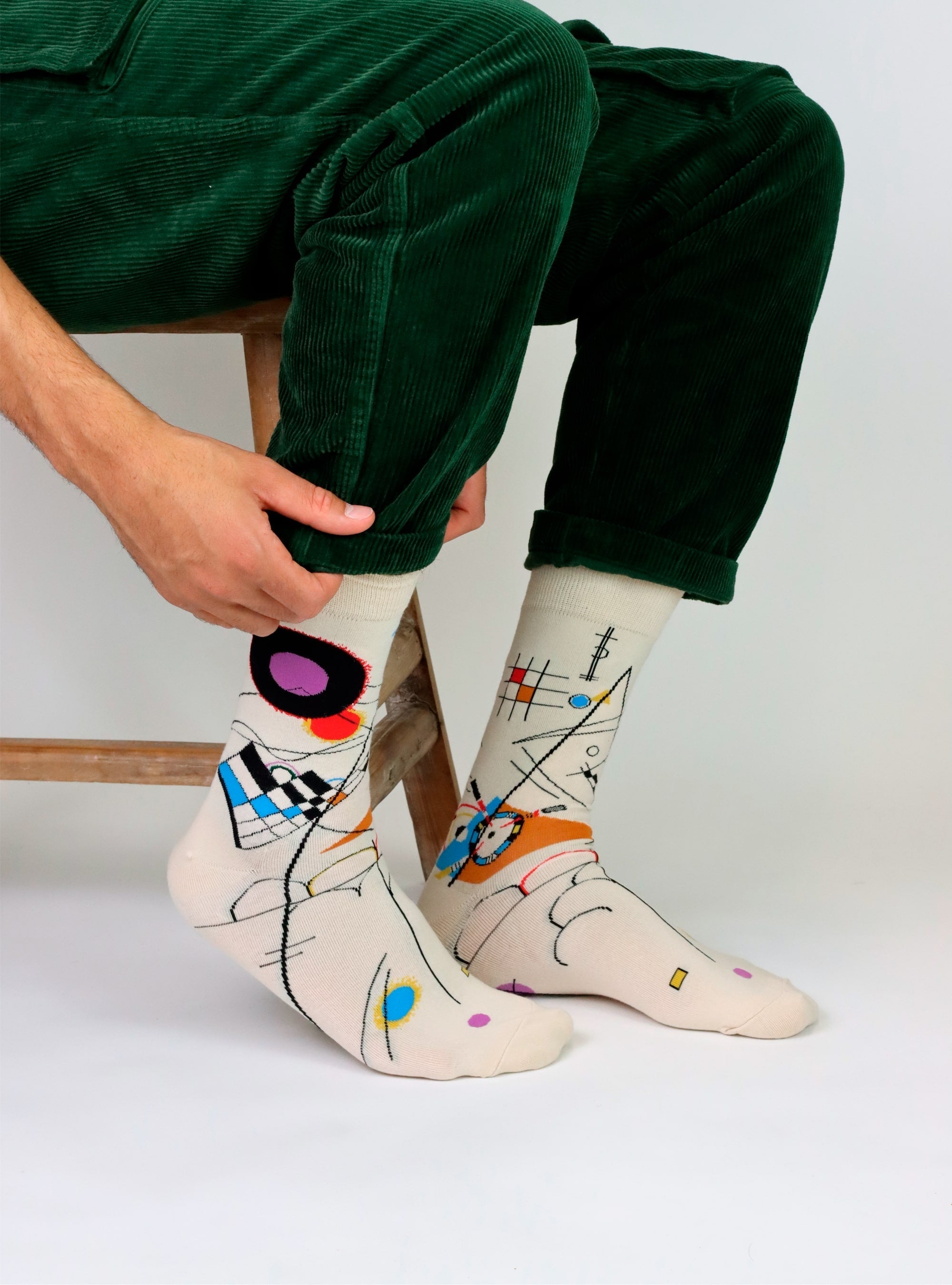 Compositie VIII kunstsokken van Wassily Kandinsky aangetrokken bij een groene broek