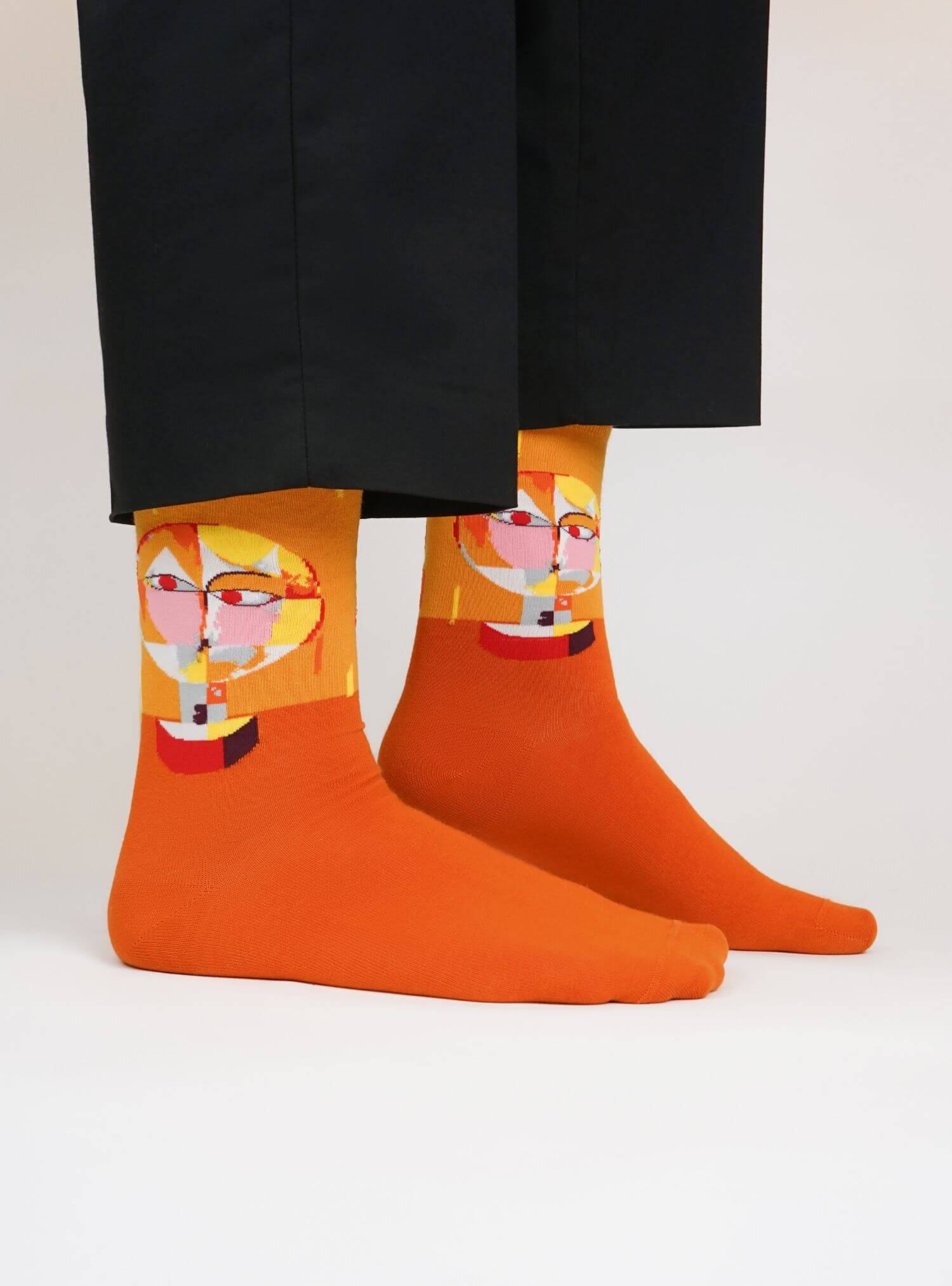 Senecio kunstsokken van Paul Klee gedragen bij een zwarte broek