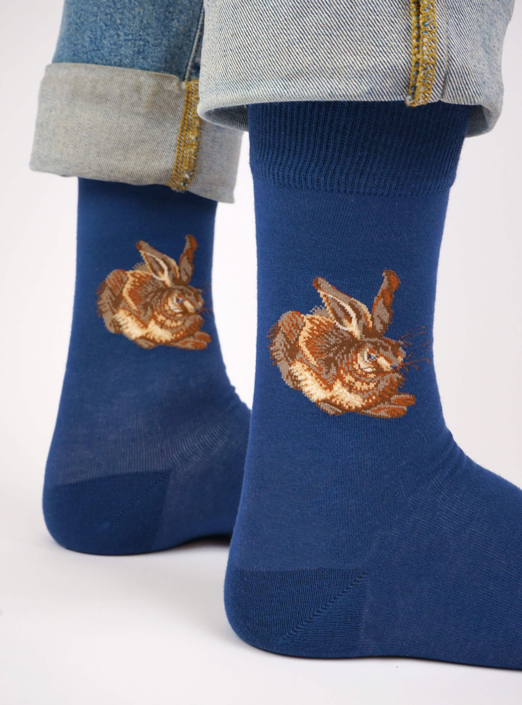Jonge Haas kunstsokken van Albrecht Dürer gedragen bij een opgerolde jeans