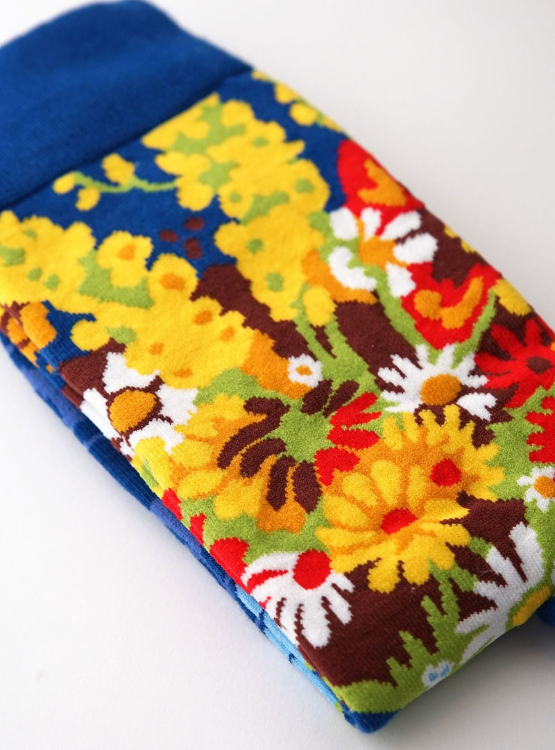 Detail van de Vaas met bloemen tegen muur sokken