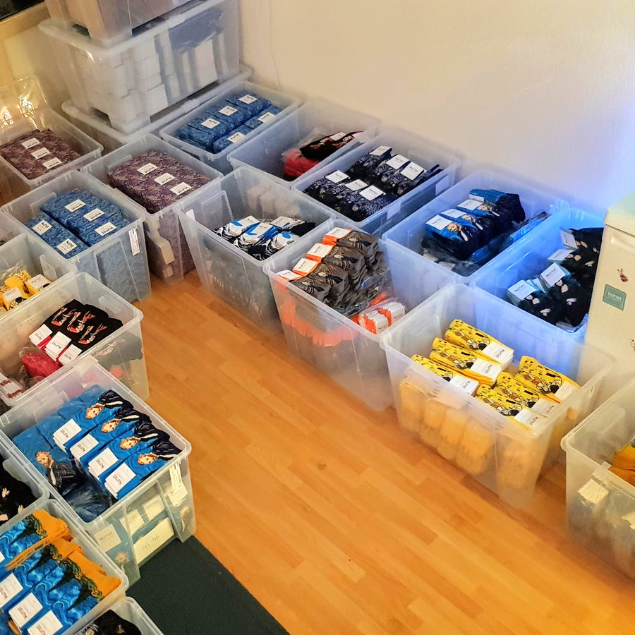 Bakken vol sokken in de woonkamer van Tako, december 2020