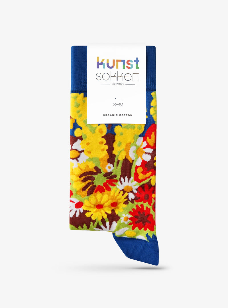 Vaas met bloemen tegen muur