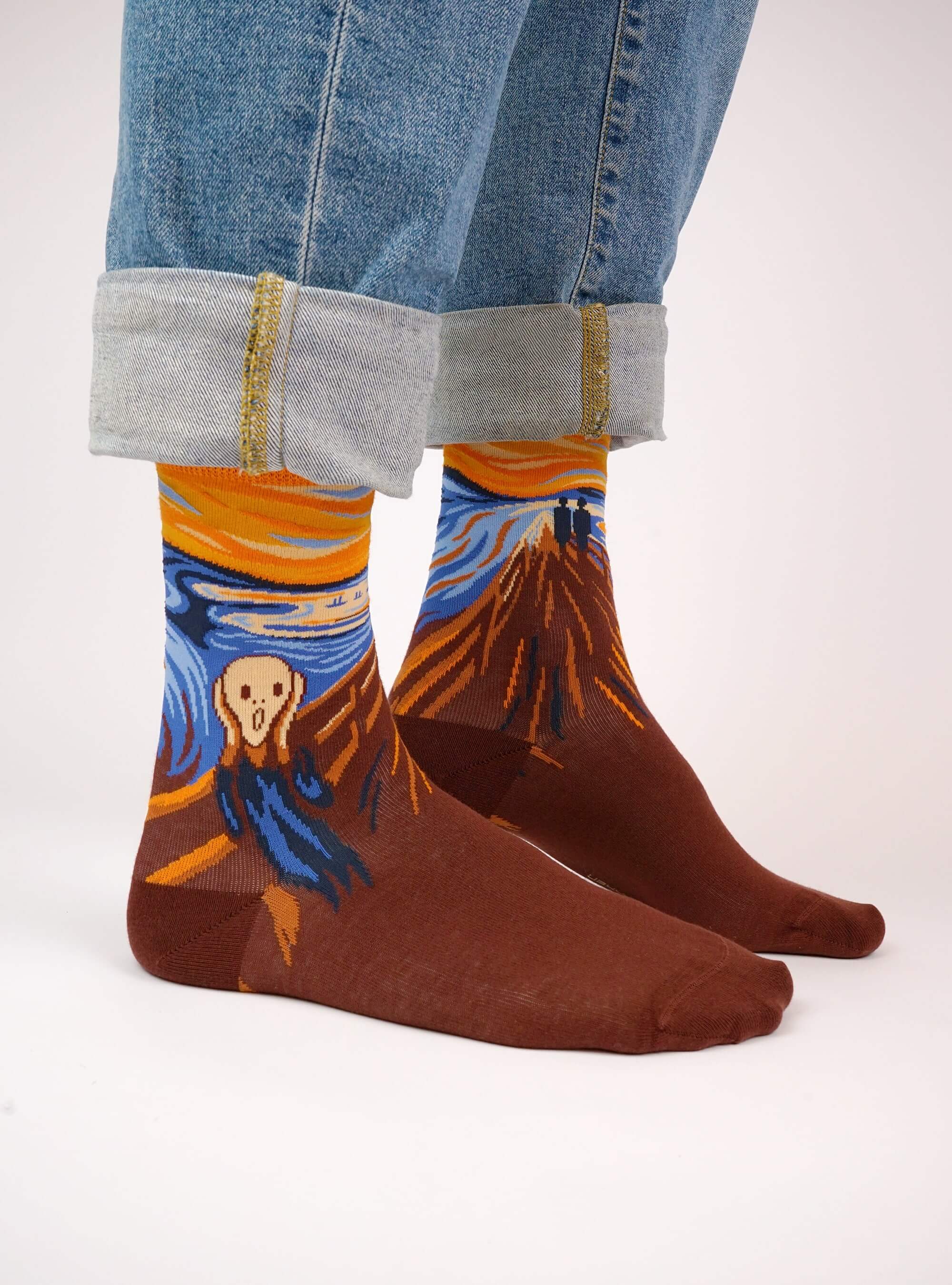 De Schreeuw kunstsokken van Edvard Munch gedragen bij een opgerolde jeans