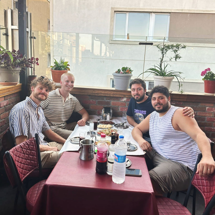 Samen aan tafel in Istanbul, augustus 2023