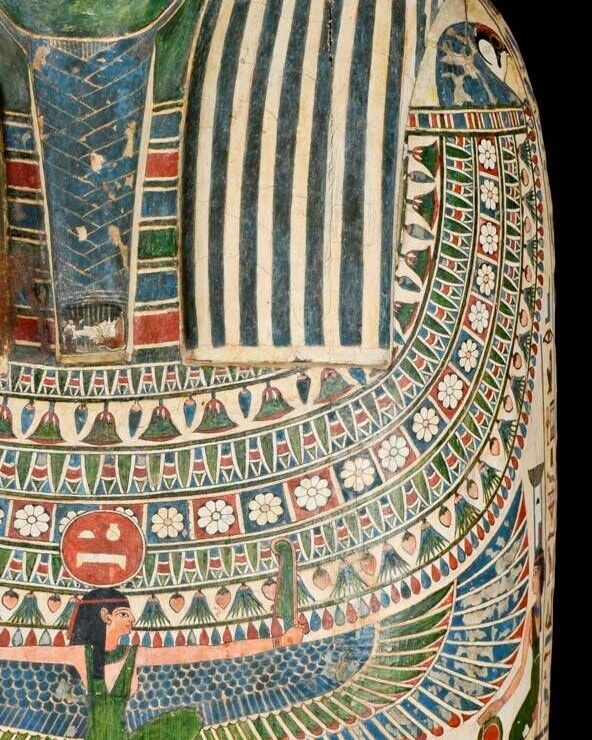 The collar on the lid, with a falcon head on the shoulder.