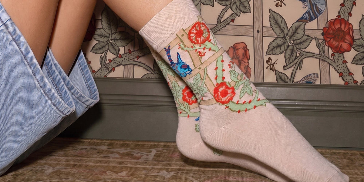 Trellis sok van William Morris gedragen bij een spijkerbroek voor Morris-behang