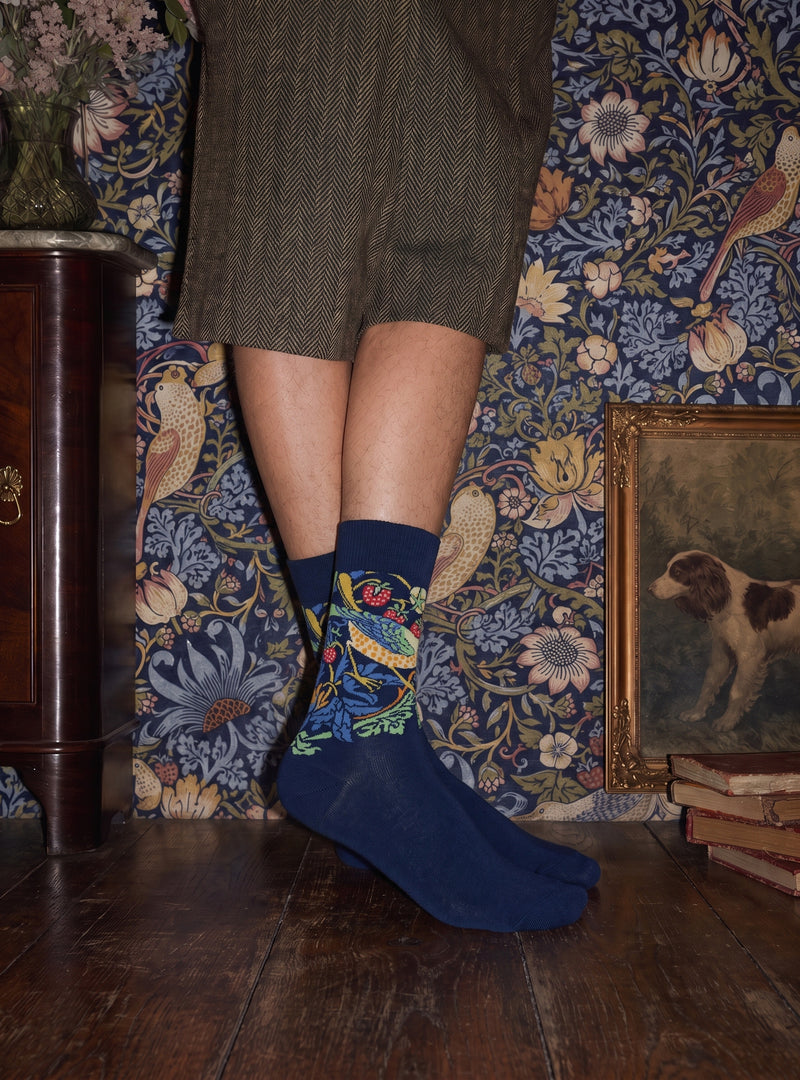 Strawberry Thief sokken gedragen bij een tweed broek voor Morris-behang