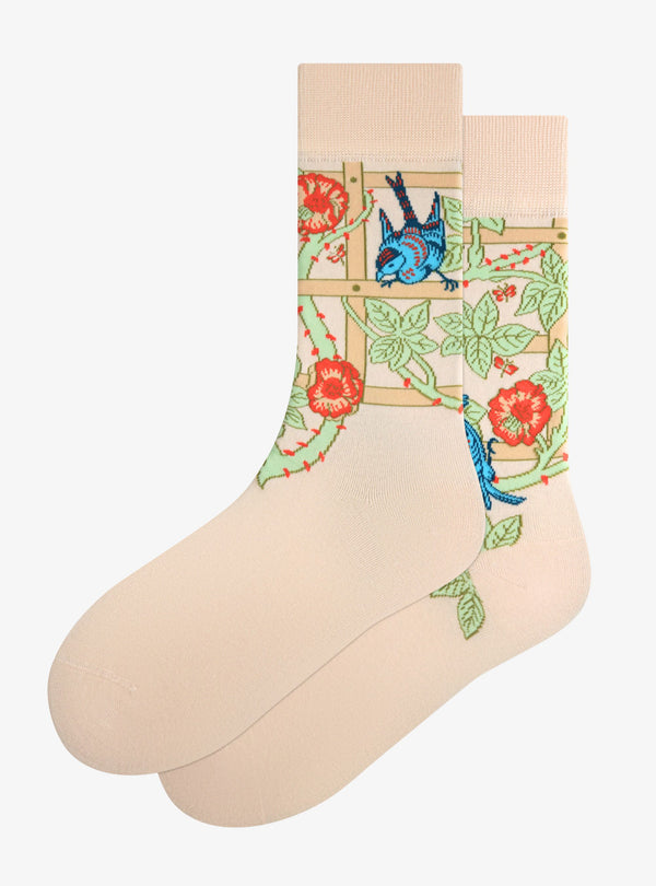 Trellis sokken van Kunstsokken naar William Morris, crème met rozen, latwerk en blauwe vogels